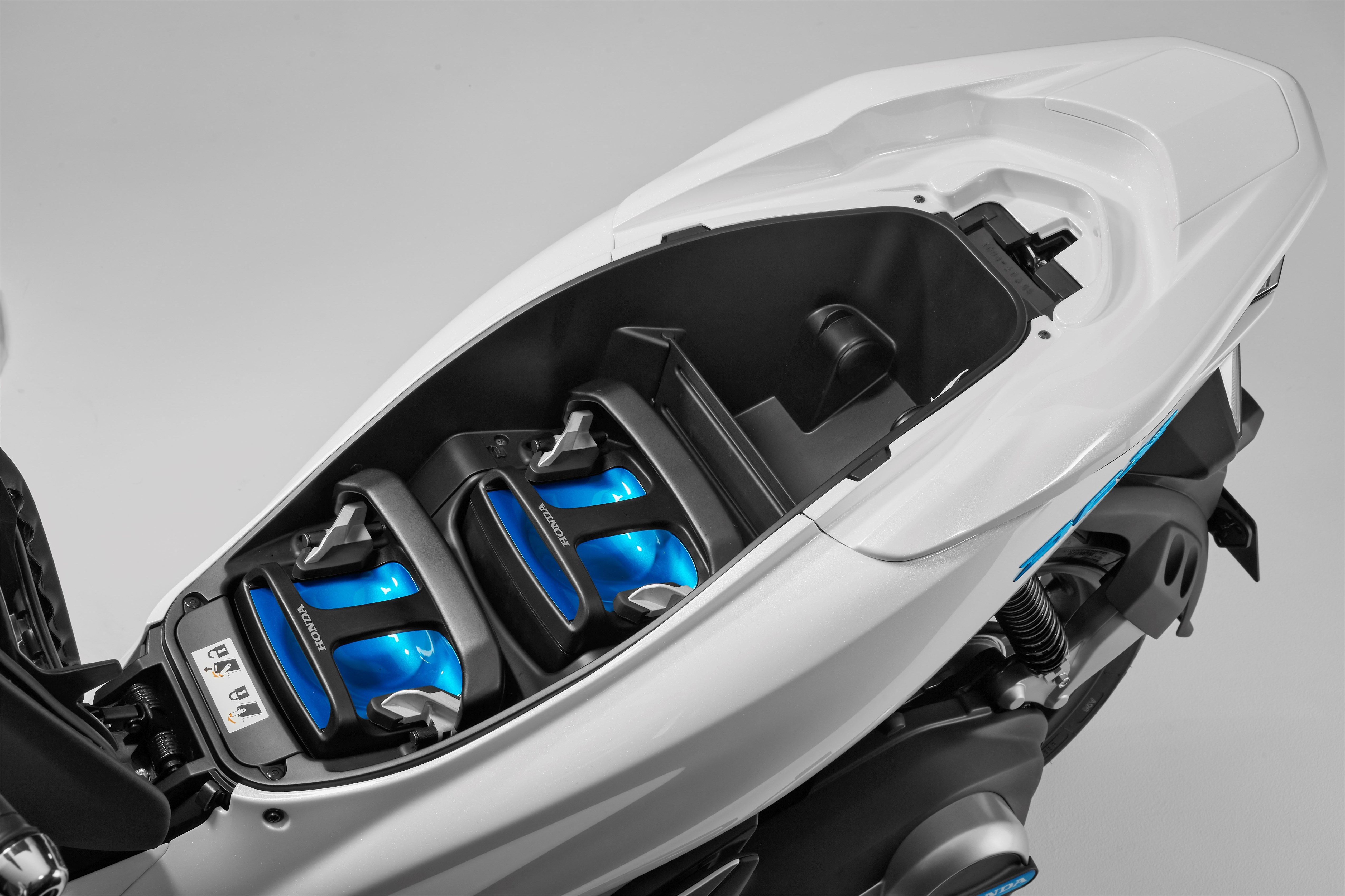 Instalasi baterai Honda PCX e:HEV