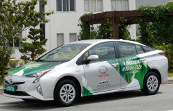 >Mobil Konsep Toyota Prius Gunakan Bahan Bakar Etanol