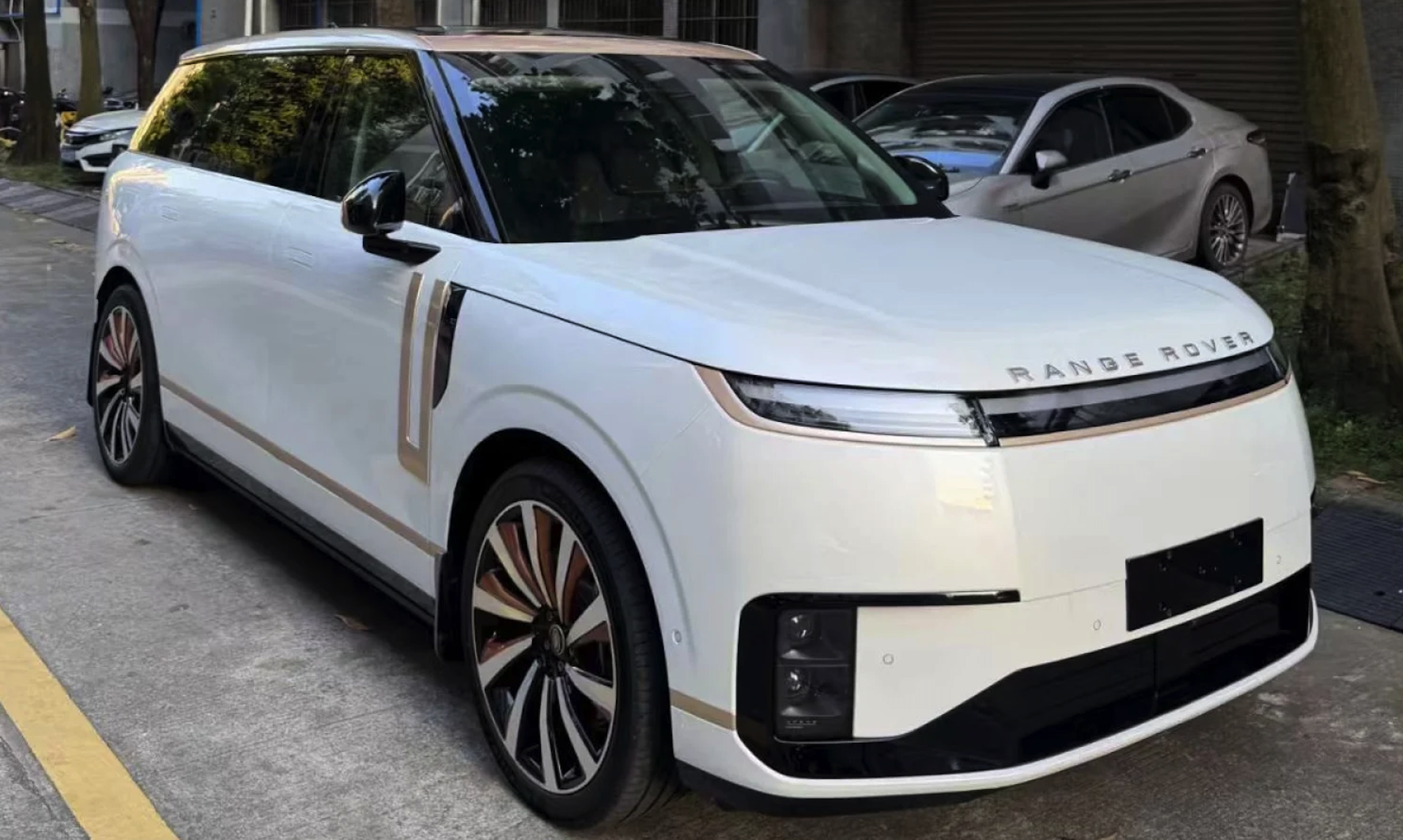 Xpeng GX Disulap Jadi Range Rover, Harga Aslinya Rp600 Jutaan
