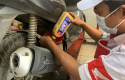 >Pembilasan Oli Penting Dilakukan untuk Motor yang Terendam Banjir, Pahami Bahayanya!