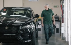 >Jose Mourinho Kerja di Pabrik Jaguar