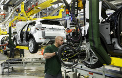 >Jaguar Turunkan Produksi Land Rover Diesel