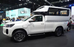 >Toyota Hilux Revo BEV 'Songthaew', Truk Pikap Proper Ini Muncul di Thailand