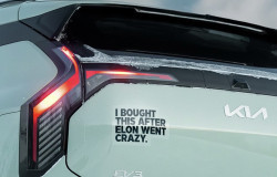 >Kia Sindir Elon Musk Pasang Stiker di Belakang Mobil EV3, Murni Sindiran atau Strategi Marketing?