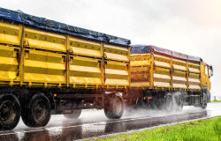 >Prioritaskan Keselamatan, Ini 5 Tips Aman Mengemudi Truk Di Cuaca Ekstrim ala UD Trucks