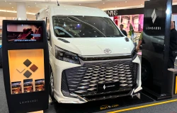 >Toyota HiAce Premio Disulap Lombardi Jadi "Kabin Sultan" Harganya Rp 880 Juta