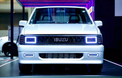 >Isuzu Pamerkan Dragon Max, Versi Restomod TFR Jadul yang Bisa Buat Gaya-gayaan