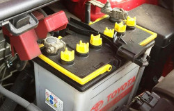 >Kelebihan dan Kekurangan Ganti Aki Mobil Sendiri dengan Bantuan Profesional, Pilih Mana?