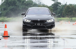 >Aquaplaning Membuat Kehilangan Kendali Saat Berkendara, Ini Penyebab dan Cara Atasinya