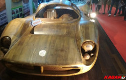 >Mobil Sport Ferrari Kayu Warnai IIMS 2018