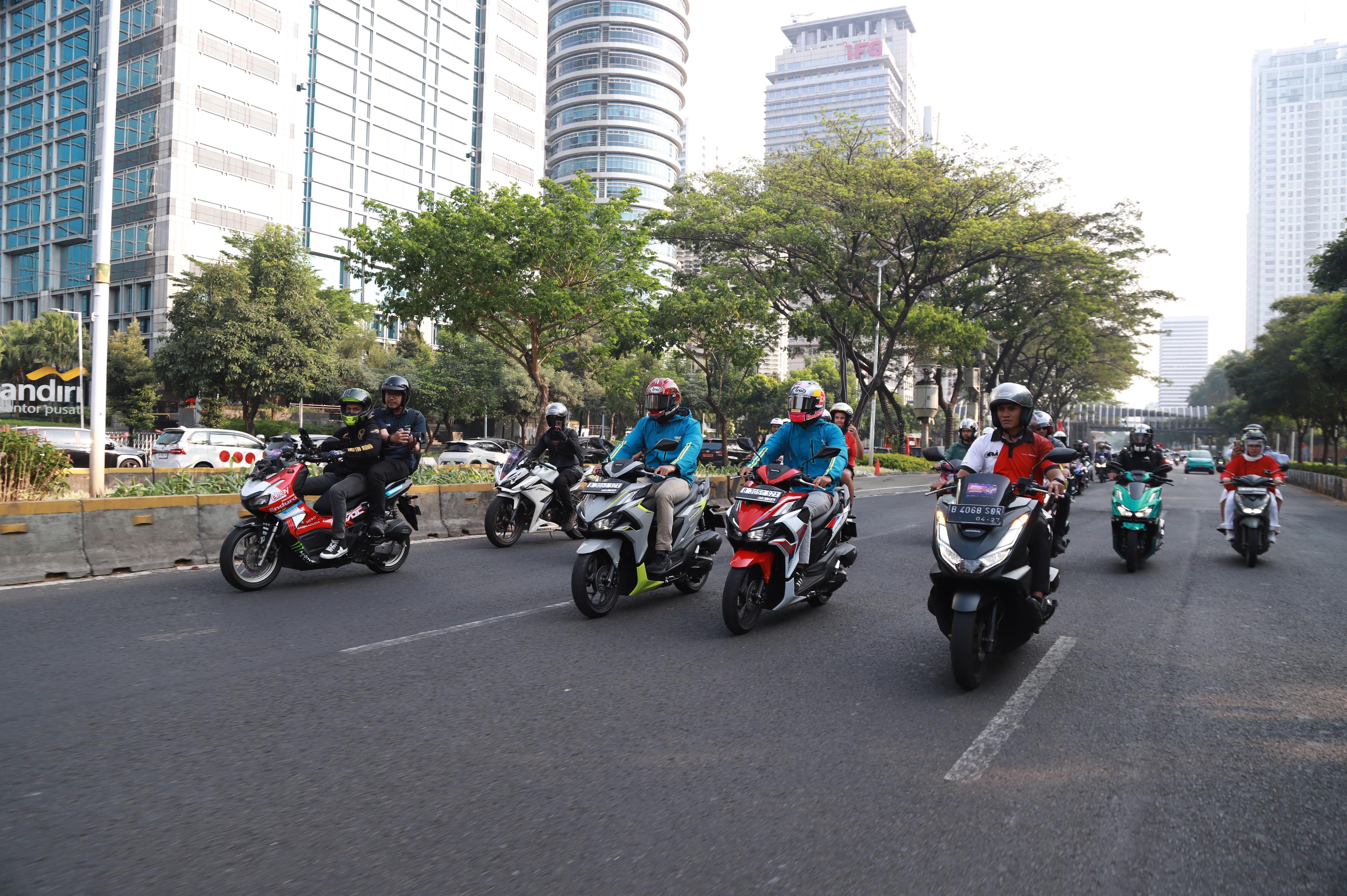 Tunggangi New Honda Vario Evo 160, Mario Aji dan Veda Ega Sapa Penggemar di Jakarta