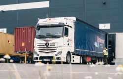 >Lebih Canggih, Begini Cara Gudang Baru Daimler Truck Amankan Pasokan Truk dan Bus Indonesia!