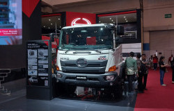 >Truk Tiongkok Serbu Pasar Indonesia, Hino Optimis Bisa Menjual Produknya dengan Dukungan Ini