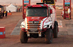 >Ikut Reli Dakar 2025, Hino Kembali Andalkan Truk Hino 600 Series