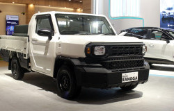 >Melawan Mitos, Toyota Hilux Rangga Buktikan Kapasitas Angkut Optimal Meski Bergaya Bonnet