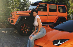 >Si Seksi Kylie Jenner Pamer Mercedes-Benz G550