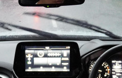 >Cuaca Hujan Saat Mudik, Lebih Baik Pakai OIi Encer atau Oli Kental?