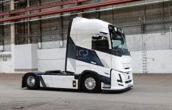 >Truk Volvo FH Edisi 100 Tahun Siap Menggebrak Pasar Heavy-Duty Global