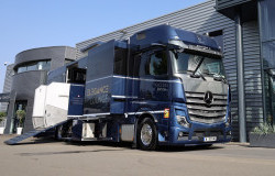 >Berbasis Mercedes-Benz Actros, Transportasi Kuda Ini Layaknya Motohome