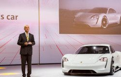 >Porsche Akan Produksi Mobil Bermesin Hibrid, Konvensional dan Listrik