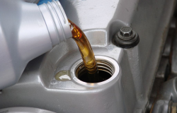 >Jangan Sampai Masukkan Oli Berlebihan ke Mesin Mobil, Ini yang Terjadi