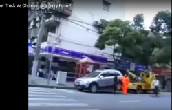 >Video: Wanita Ini Tarik Truk Derek dengan Mobil Sedan