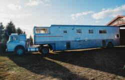 >Sekeluarga Bisa Tinggal di Dalam Ford Camelot Cruiser 1974 Tanpa Pulang ke Rumah