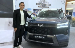 >Wuling Eksion Diserahkan ke Konsumen Pertama, Egy Maulana Vikri Ikut Memesan