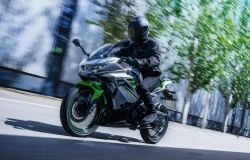 >Kawasaki Ninja Jadi Motor Listrik, Tenaga Cuma 12 Dk Harganya Malah Tembus Rp139 Jutaan