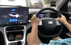 >Tiongkok Sadar Layar Sentuh Tak Aman, Wajibkan Tombol Fisik di Mobil Mulai 2027