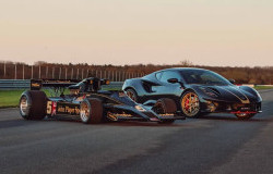 >Lotus Emira Edisi Khusus Terinspirasi Mobil F1 Ayrton Senna