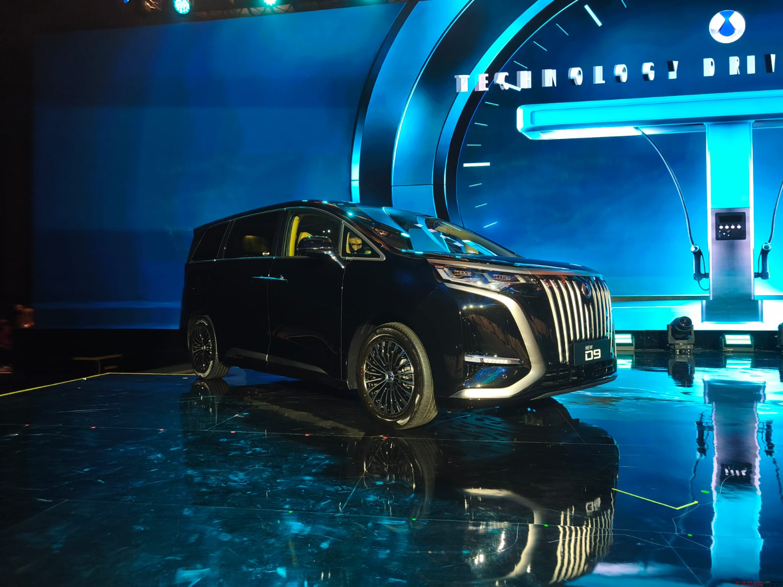 BYD Danza D9 Terbaru Meluncur, Isi Daya 5 Menit Harga Rp1,05 Miliar