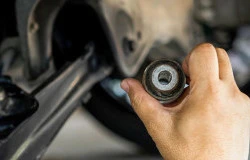 >Pengemudi Wajib Tahu! Mengenal Fungsi Bushing Suspensi Pada Truk