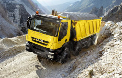 >Menjinakkan Raksasa Puluhan Ton, Simak Strategi Aman Mengemudi Truk Heavy Duty di Medan Ekstrim