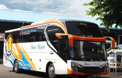 >Bus Baru PO Sinar Rejeki Mulai Mengaspal, Pakai Kursi Bahan Beludru