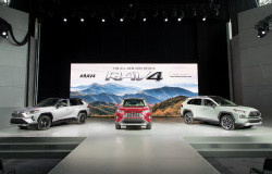 >Toyota RAV4 2019 Hadir dengan Desain  Lebih Kuat dan Menarik