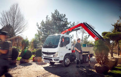 >Aplikasi Karoseri Terbaru Pada Mitsubishi Fuso eCanter, Truk Flatbed Dilengkapi Crane