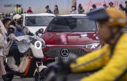 >Mercedes-Benz Kesulitan di Pasar Mobil Listrik Tiongkok