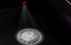 >Mercedes-Benz Luncurkan Emblem yang Bisa Menyala
