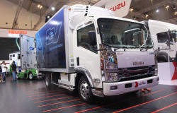 >Isuzu Bakal Tampilkan Kembali Truk Listrik Isuzu Elf EV di GIIAS 2024