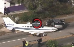 >Pesawat Cessna Jatuh Hantam 2 Mobil, 5 Orang Luka