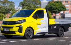 >Opel Vivaro Flatbed Usung Mesin 2.2L Turbo Diesel, Makin Perkasa Buat Niaga