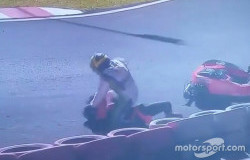 >Massa Minta Maaf karena Perkelahian Rekan Setim