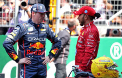 >Kronologi Lewis Hamilton Turun 3 Posisi, Terkena Penalti Usai Ganggu Max Verstappen