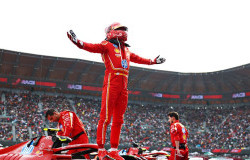 >Nasib Sial Max Verstappen di Formula 1 Meksiko, Carlos Sainz Raih Kemenangan Dramatis!