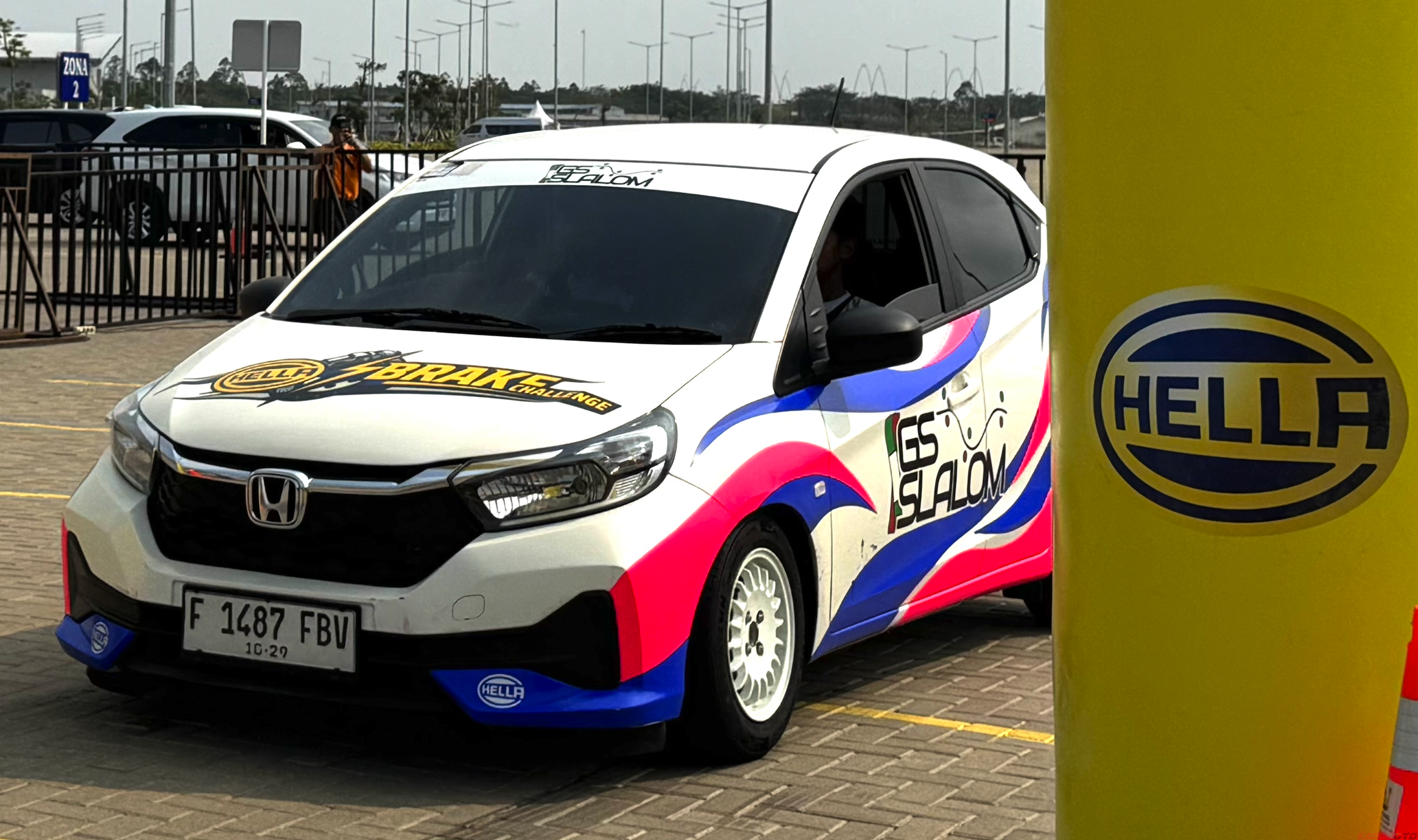 Kampas Rem Hella Premium Ceramic Meluncur di Automechanika Jakarta, Langsung Dipakai Slalom!