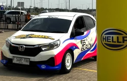 >Kampas Rem Hella Premium Ceramic Meluncur di Automechanika Jakarta, Langsung Dipakai Slalom!