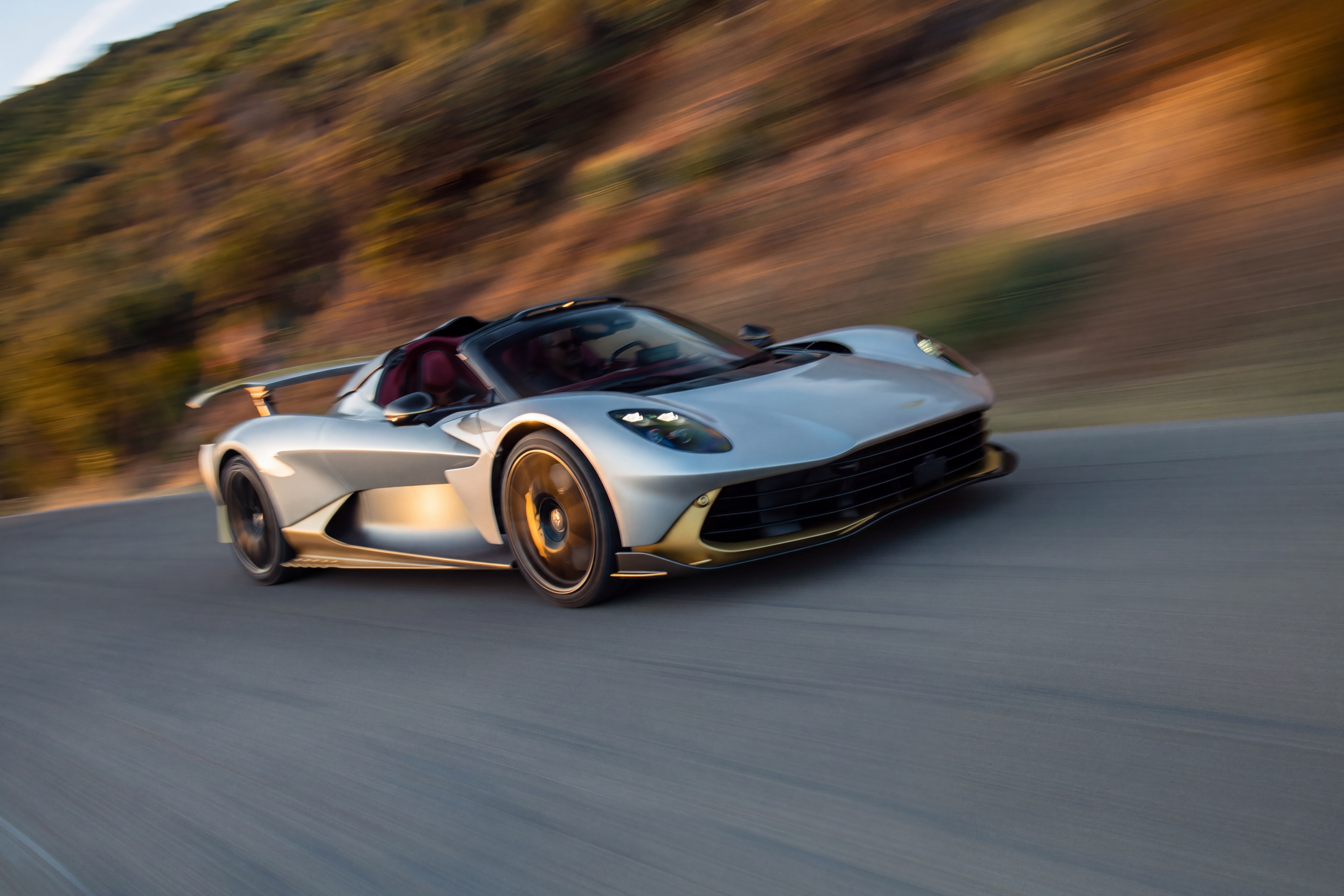Aston Martin Valhalla Spider Meluncur, Supercar Hybrid Bertenaga 1.064 Dk dengan Atap Terbuka