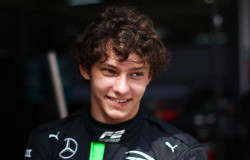 >Lewis Hamilton Digantikan Kimi Antonelli, Bintang Muda Mercedes akan Tampil di F1 2025!