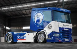 >Bawa Livery Balap 1996, Intip Keandalan Truk Listrik Pengangkut Susu DAF XD Electric